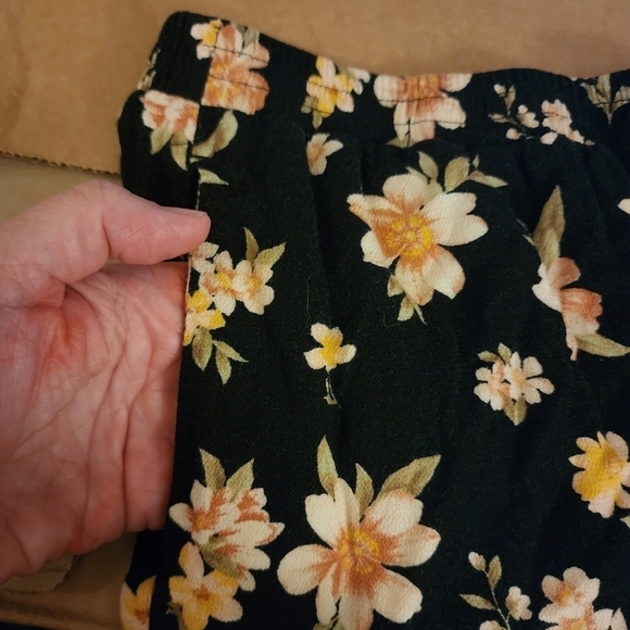 American Eagle Ruffled Floral Shorts Women's Medium M Black Flowy Summer EUC - Picture 6 of 9
